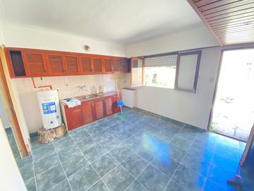 148 E/ 43 Y 44 -  CASA DE 3 AMB.