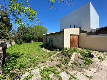 148 E/ 43 Y 44 -  CASA DE 3 AMB.
