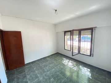 148 E/ 43 Y 44 -  CASA DE 3 AMB.
