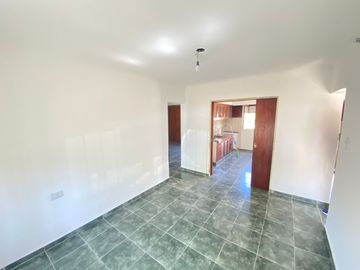 148 E/ 43 Y 44 -  CASA DE 3 AMB.