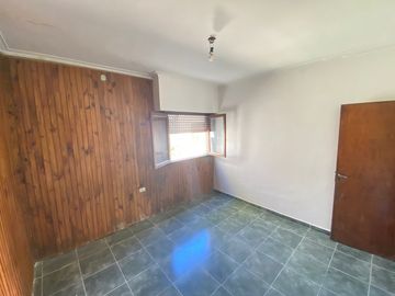 148 E/ 43 Y 44 -  CASA DE 3 AMB.