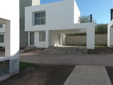 Dúplex en venta de 3 dormitorios c/ cochera en Cuesta Colorada