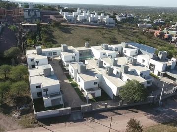 Dúplex en venta de 3 dormitorios c/ cochera en Cuesta Colorada