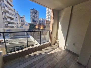 EN VENTA Depto 2 dorm c/ balcón y terraza en barrio Centro, Rosario