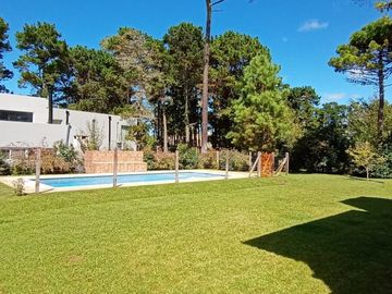 CODIGO 624 - PINAMAR - ALQUILER TEMPORARIO - ZONA ALAMOS - PILETA CLIMATIZADA
