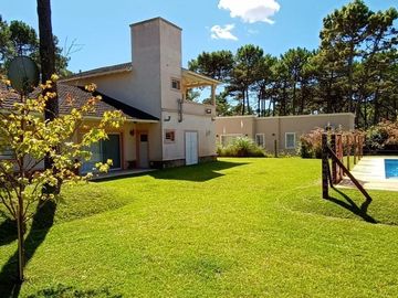 CODIGO 624 - PINAMAR - ALQUILER TEMPORARIO - ZONA ALAMOS - PILETA CLIMATIZADA