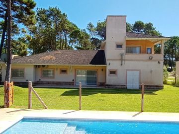 CODIGO 624 - PINAMAR - ALQUILER TEMPORARIO - ZONA ALAMOS - PILETA CLIMATIZADA