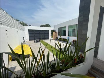 RESIDENCIA NUEVA EN VENTA  CON DISEÑO EN 1 NIVEL SEGURIDAD ALBERCA