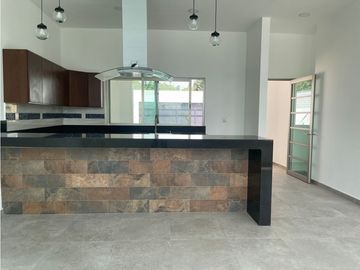 RESIDENCIA NUEVA EN VENTA  CON DISEÑO EN 1 NIVEL SEGURIDAD ALBERCA