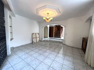 Casa en Venta y Renta en Santo Tomás de Aquino, Jardines de Guadalupe, Zapopan.