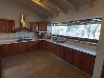 DISEÑO DE AUTOR, CASA EN VENTA EN VISTA REAL CON AMPLIO JARDIN, 4 RECÁMARAS, ACA