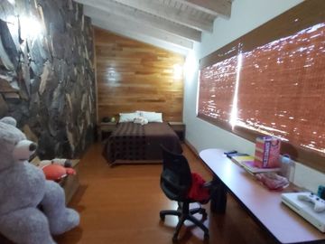 DISEÑO DE AUTOR, CASA EN VENTA EN VISTA REAL CON AMPLIO JARDIN, 4 RECÁMARAS, ACA