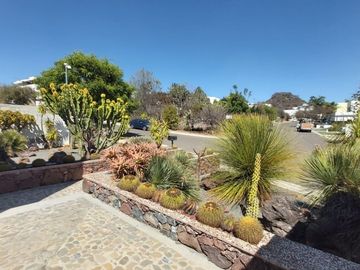 DISEÑO DE AUTOR, CASA EN VENTA EN VISTA REAL CON AMPLIO JARDIN, 4 RECÁMARAS, ACA