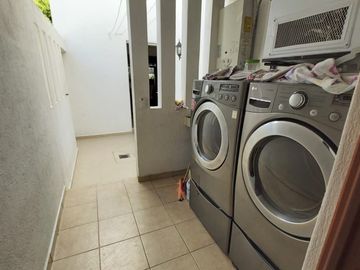 DISEÑO DE AUTOR, CASA EN VENTA EN VISTA REAL CON AMPLIO JARDIN, 4 RECÁMARAS, ACA