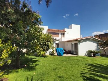 DISEÑO DE AUTOR, CASA EN VENTA EN VISTA REAL CON AMPLIO JARDIN, 4 RECÁMARAS, ACA