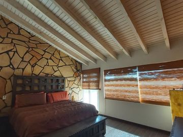 DISEÑO DE AUTOR, CASA EN VENTA EN VISTA REAL CON AMPLIO JARDIN, 4 RECÁMARAS, ACA