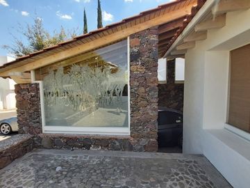 DISEÑO DE AUTOR, CASA EN VENTA EN VISTA REAL CON AMPLIO JARDIN, 4 RECÁMARAS, ACA