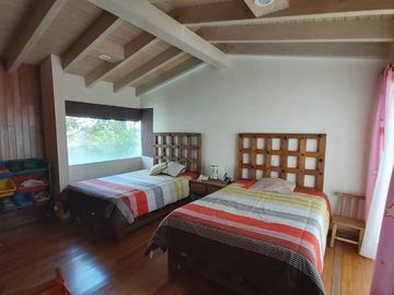 DISEÑO DE AUTOR, CASA EN VENTA EN VISTA REAL CON AMPLIO JARDIN, 4 RECÁMARAS, ACA