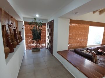 DISEÑO DE AUTOR, CASA EN VENTA EN VISTA REAL CON AMPLIO JARDIN, 4 RECÁMARAS, ACA