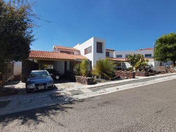 DISEÑO DE AUTOR, CASA EN VENTA EN VISTA REAL CON AMPLIO JARDIN, 4 RECÁMARAS, ACA