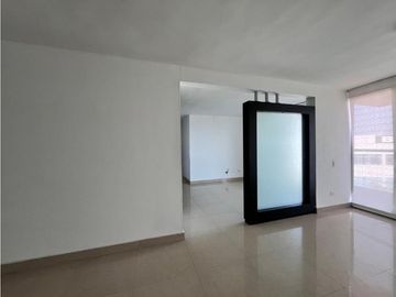 SE VENDE AMPLIO APARTAMENTO EN MIRAMAR