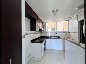 SE VENDE AMPLIO APARTAMENTO EN MIRAMAR