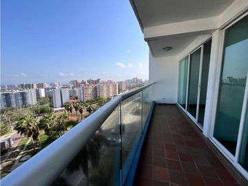 SE VENDE AMPLIO APARTAMENTO EN MIRAMAR