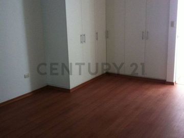 EXCELENTE  DEPARTAMENTO TRIPLEX A UNA CUADRA DEL PLAZA  CENTER DE LA MOLINA