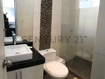 EXCELENTE  DEPARTAMENTO TRIPLEX A UNA CUADRA DEL PLAZA  CENTER DE LA MOLINA