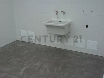 EXCELENTE  DEPARTAMENTO TRIPLEX A UNA CUADRA DEL PLAZA  CENTER DE LA MOLINA