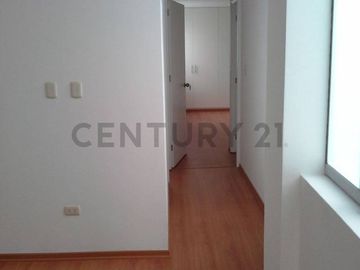 EXCELENTE  DEPARTAMENTO TRIPLEX A UNA CUADRA DEL PLAZA  CENTER DE LA MOLINA