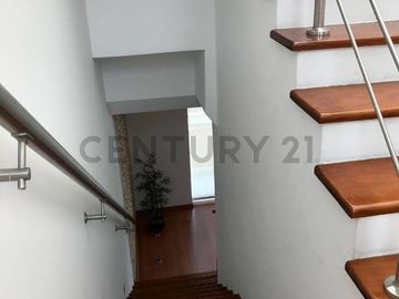 EXCELENTE  DEPARTAMENTO TRIPLEX A UNA CUADRA DEL PLAZA  CENTER DE LA MOLINA