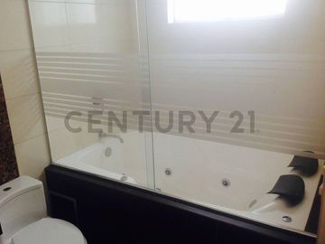 EXCELENTE  DEPARTAMENTO TRIPLEX A UNA CUADRA DEL PLAZA  CENTER DE LA MOLINA