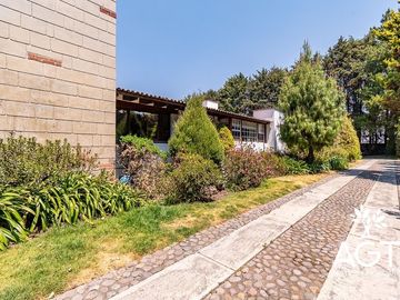 Casa en Venta en Metepec  con gran terreno