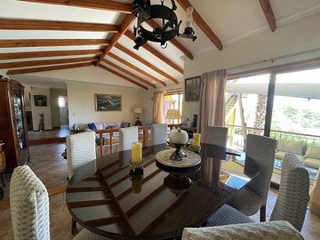 HERMOSA CASA REMODELADA CON VISTA AL MAR, CONCÓN