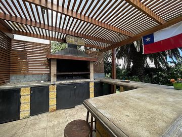 HERMOSA CASA REMODELADA CON VISTA AL MAR, CONCÓN