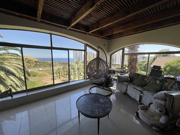 HERMOSA CASA REMODELADA CON VISTA AL MAR, CONCÓN