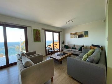 HERMOSA CASA DE AMPLIOS ESPACIOS, REÑACA
