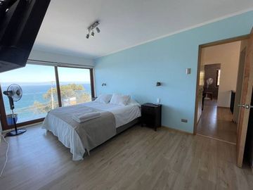 HERMOSA CASA DE AMPLIOS ESPACIOS, REÑACA