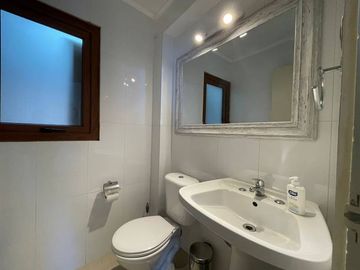 HERMOSA CASA DE AMPLIOS ESPACIOS, REÑACA