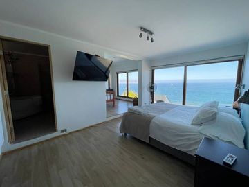 HERMOSA CASA DE AMPLIOS ESPACIOS, REÑACA