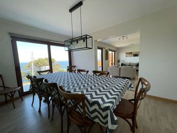HERMOSA CASA DE AMPLIOS ESPACIOS, REÑACA