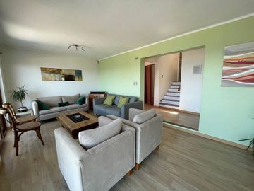 HERMOSA CASA DE AMPLIOS ESPACIOS, REÑACA