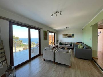 HERMOSA CASA DE AMPLIOS ESPACIOS, REÑACA