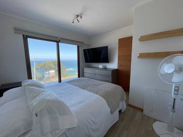 HERMOSA CASA DE AMPLIOS ESPACIOS, REÑACA