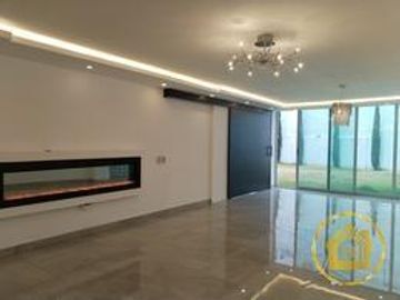 Venta de Casa  Moderna con acabados de Lujo con 5 Dormitorios y seguridad 24/7 en Urb. del Condado