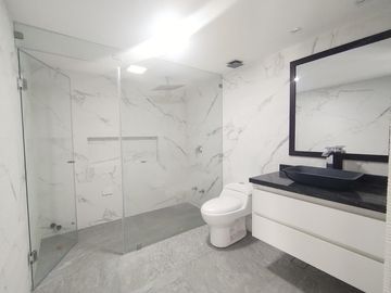 Venta de Casa  Moderna con acabados de Lujo con 5 Dormitorios y seguridad 24/7 en Urb. del Condado