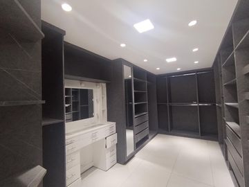 Venta de Casa  Moderna con acabados de Lujo con 5 Dormitorios y seguridad 24/7 en Urb. del Condado