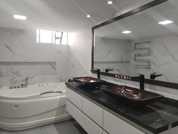 Venta de Casa  Moderna con acabados de Lujo con 5 Dormitorios y seguridad 24/7 en Urb. del Condado