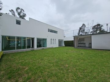 Venta de Casa  Moderna con acabados de Lujo con 5 Dormitorios y seguridad 24/7 en Urb. del Condado